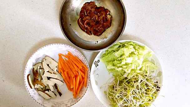 肉丝杂蔬烩火烧步骤2
