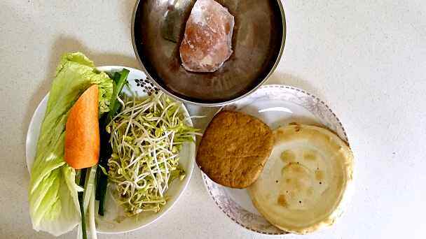 肉丝杂蔬烩火烧步骤1