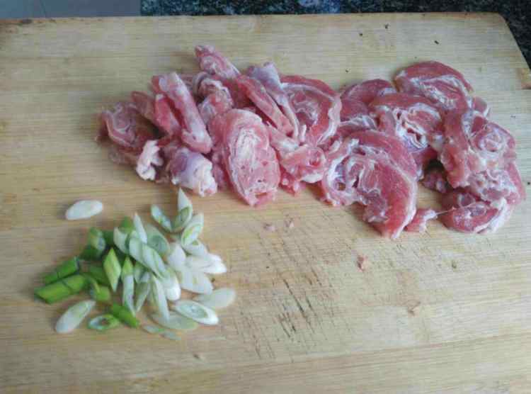 猪肉炖年糕片步骤1