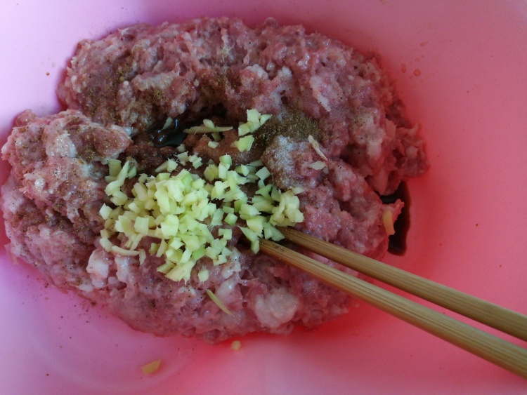 芹菜猪肉馅饼步骤2