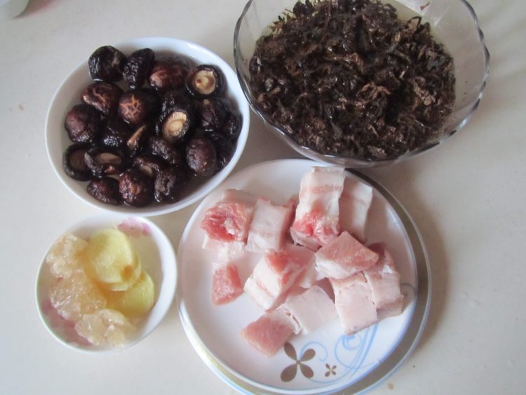 香菇梅干菜红烧肉步骤1