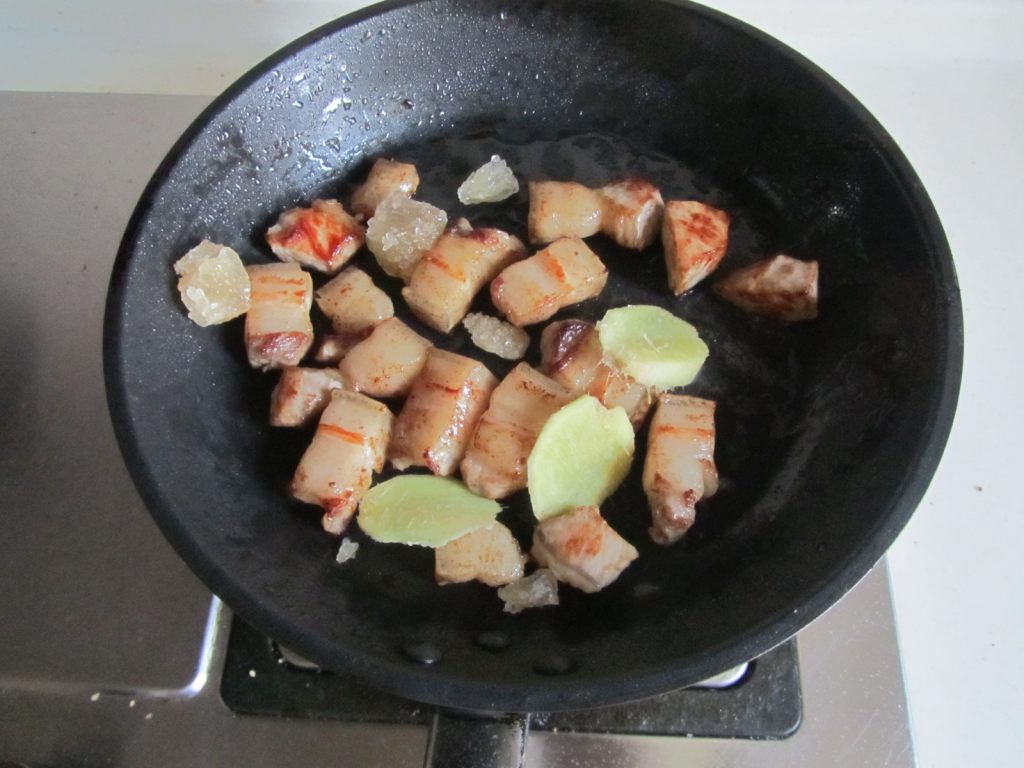 香菇梅干菜红烧肉步骤3