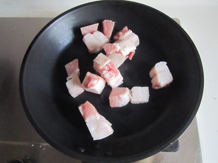 香菇梅干菜红烧肉步骤2