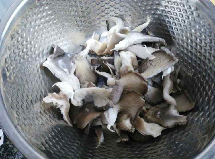 猪肉炖蘑菇土豆步骤2