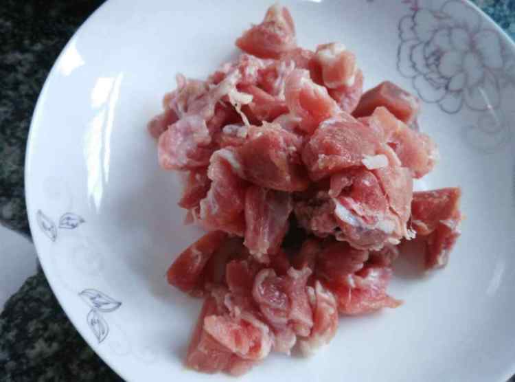 猪肉炖蘑菇土豆步骤1