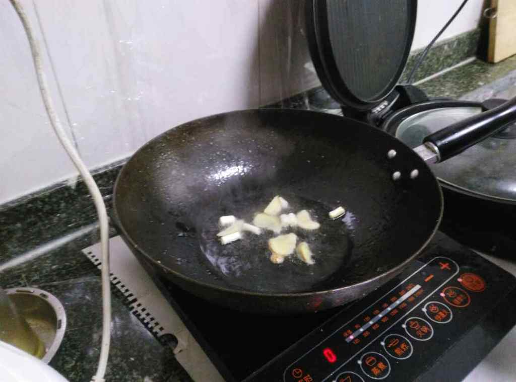猪肉炖蘑菇土豆步骤3