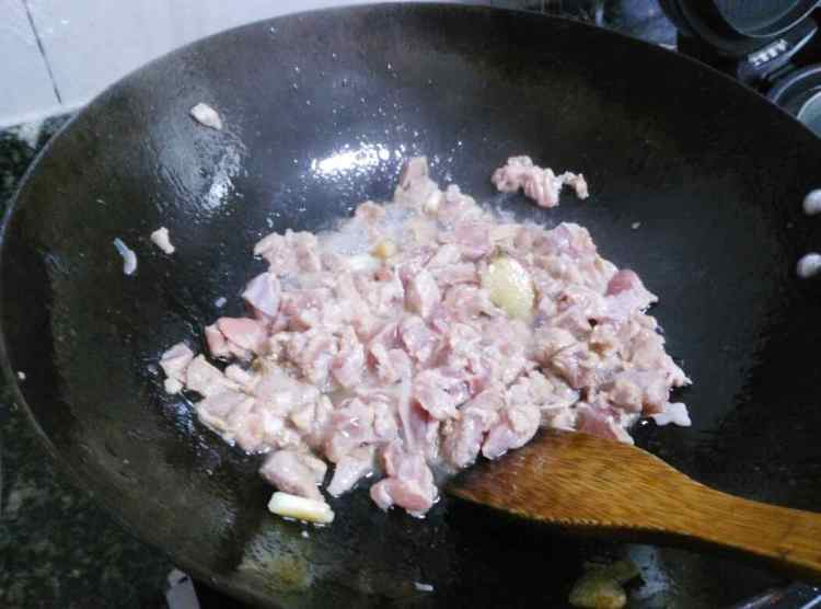 猪肉炖蘑菇土豆步骤4