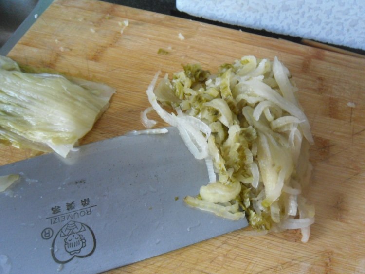 肉丝酸菜粉步骤2