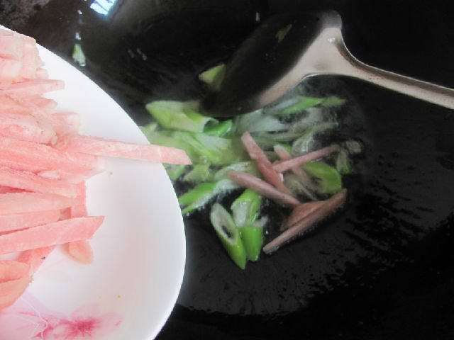 肉丝炒韭菜步骤3