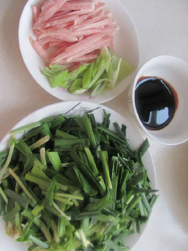 肉丝炒韭菜步骤1
