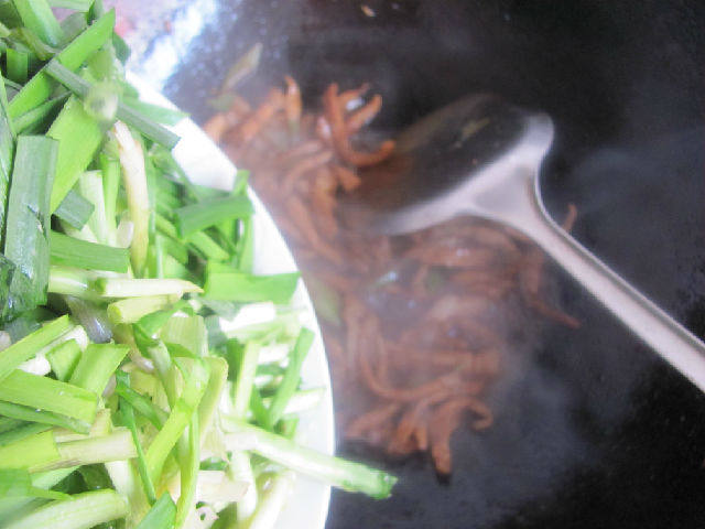 肉丝炒韭菜步骤6