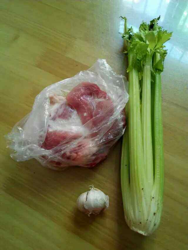 西芹炒肉片步骤1