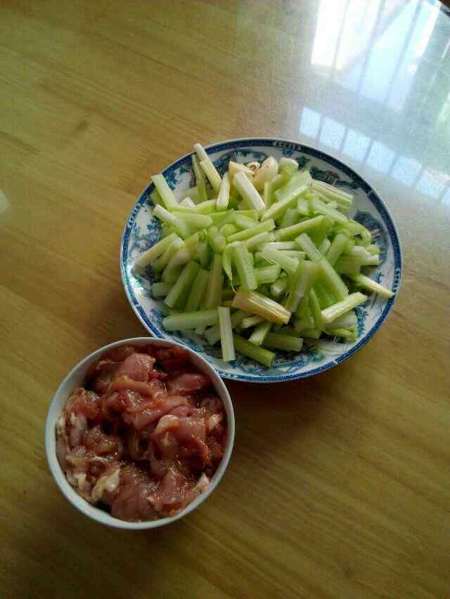 西芹炒肉片步骤2