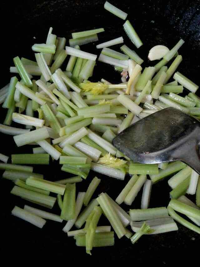 西芹炒肉片步骤4