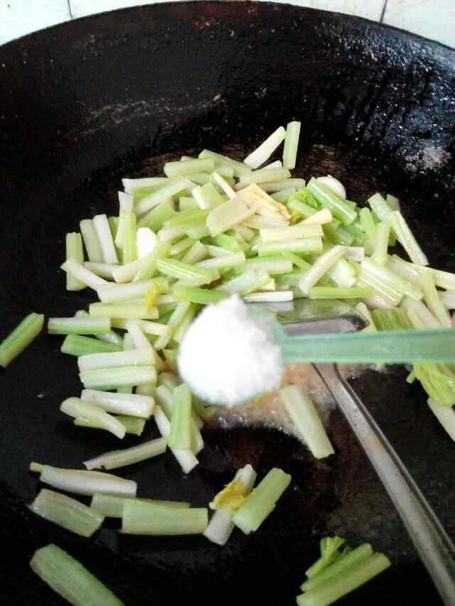 西芹炒肉片步骤5