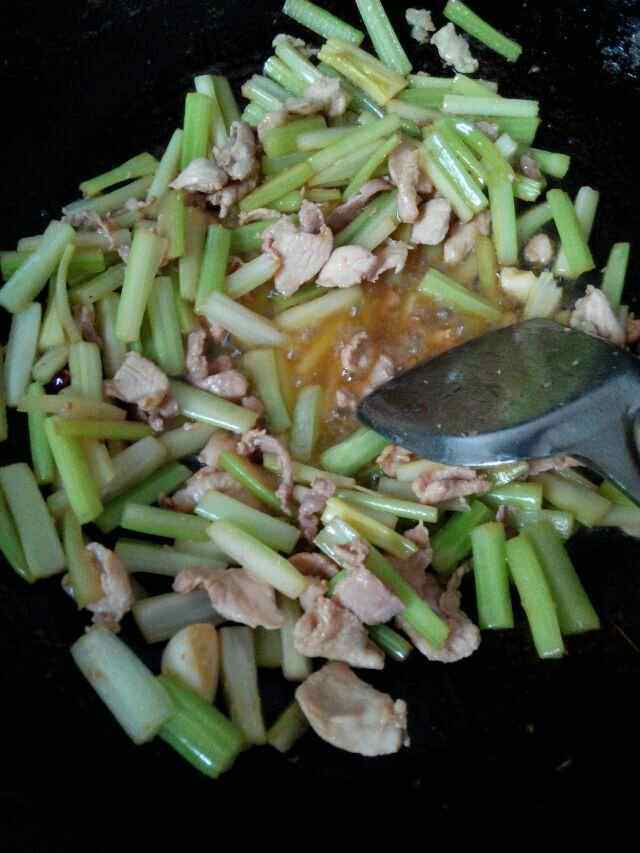 西芹炒肉片步骤7
