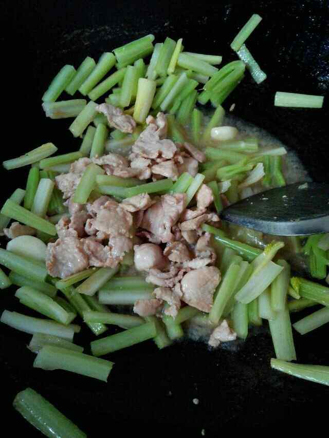 西芹炒肉片步骤6