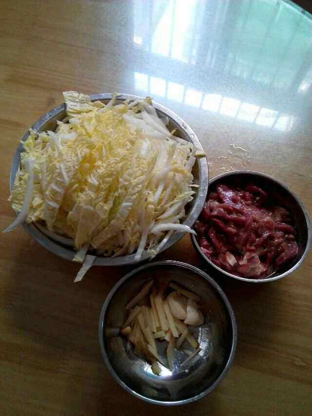 娃娃菜炒肉丝步骤2
