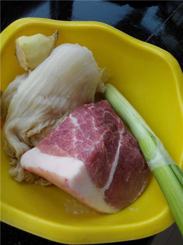 酸菜猪肉馅步骤1