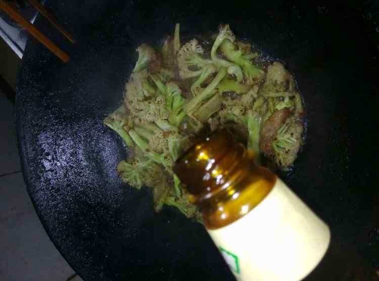 肉焖花菜步骤5