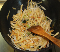肉丝豆芽焖饼步骤8