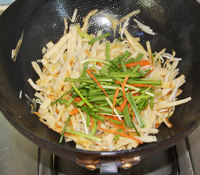 肉丝豆芽焖饼步骤10