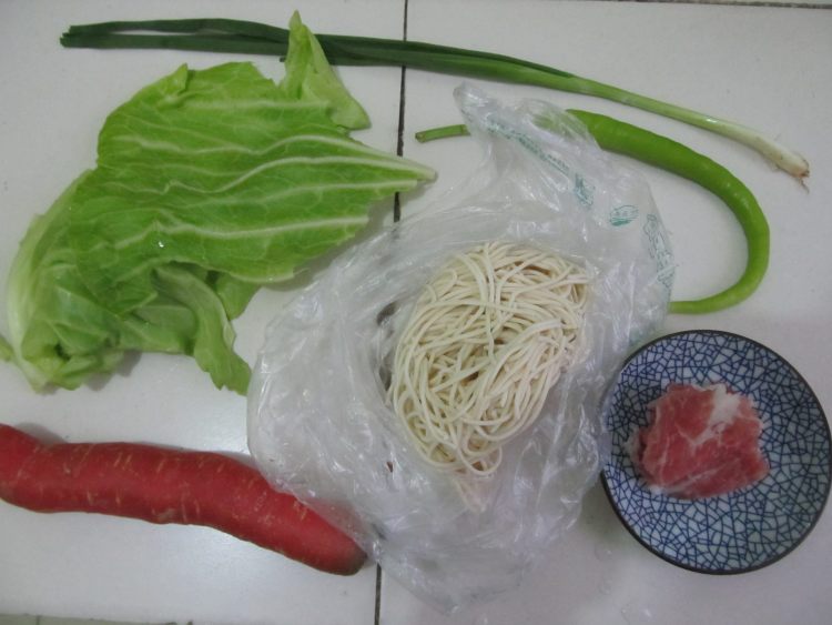 杂蔬肉丝炒面步骤1