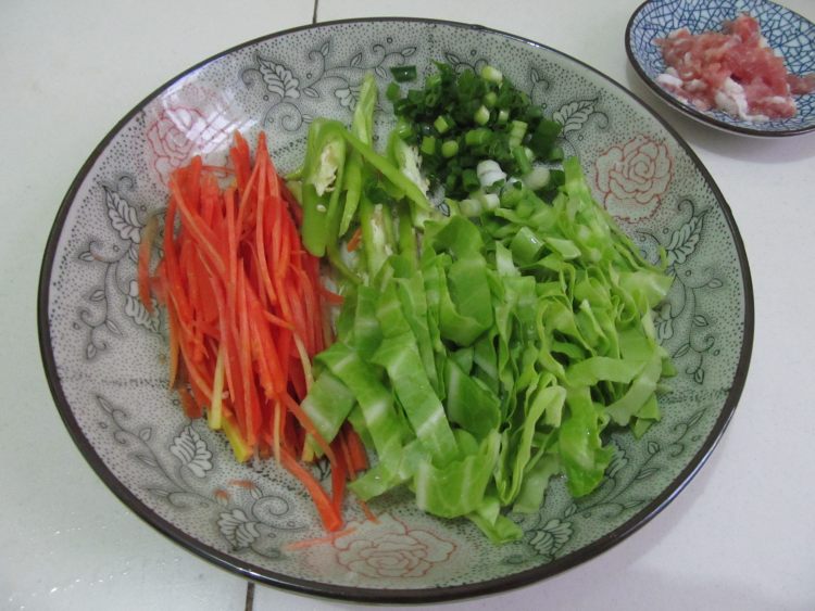 杂蔬肉丝炒面步骤2