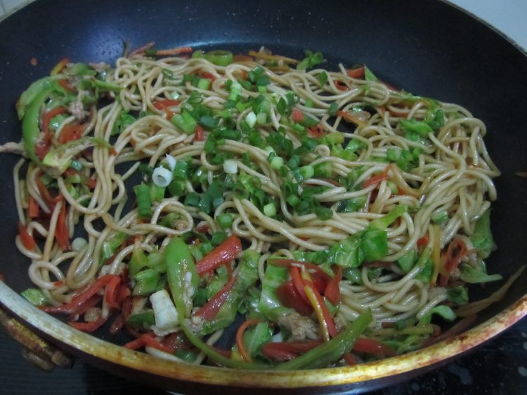 杂蔬肉丝炒面步骤8