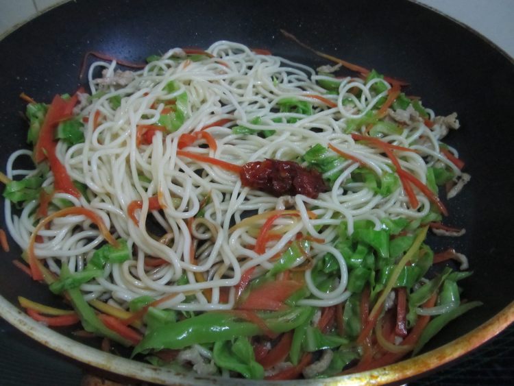 杂蔬肉丝炒面步骤7