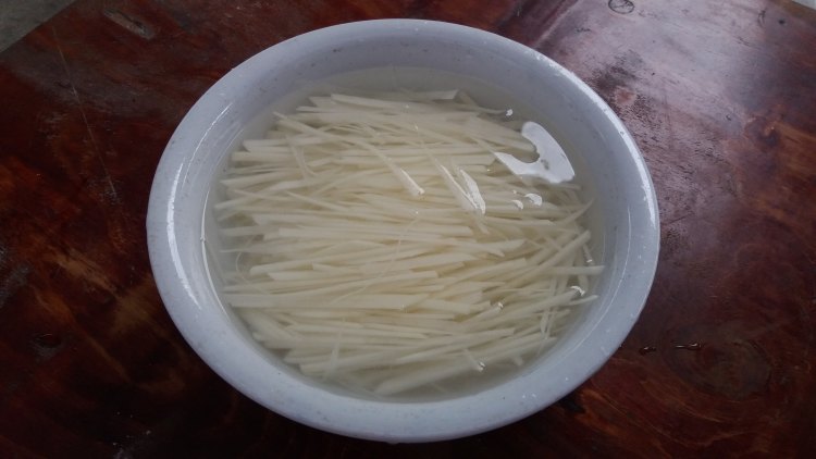 青椒土豆炒肉丝步骤2