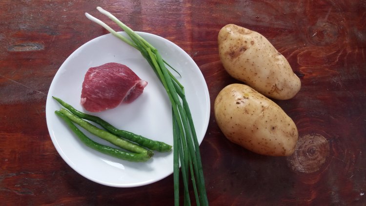 青椒土豆炒肉丝步骤1