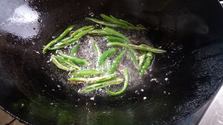 青椒土豆炒肉丝步骤7