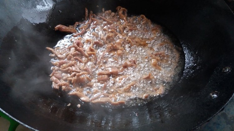 青椒土豆炒肉丝步骤6