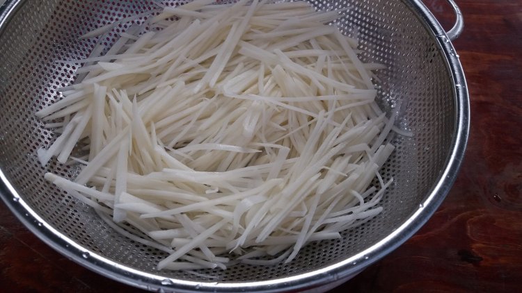 青椒土豆炒肉丝步骤4
