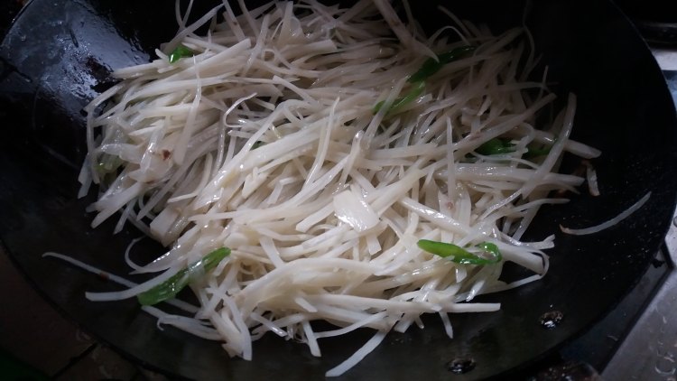青椒土豆炒肉丝步骤8