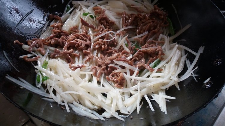 青椒土豆炒肉丝步骤9