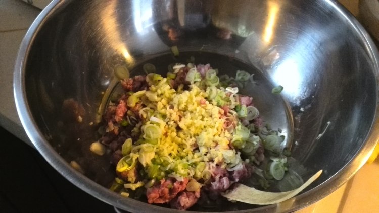 芹菜猪肉煎饺步骤4