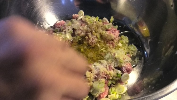 芹菜猪肉煎饺步骤5