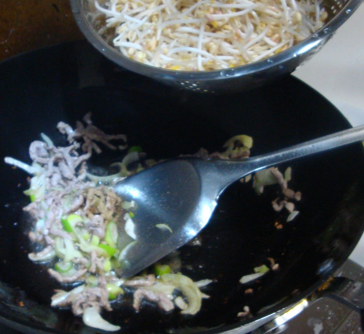 肉丝炒绿豆芽步骤9
