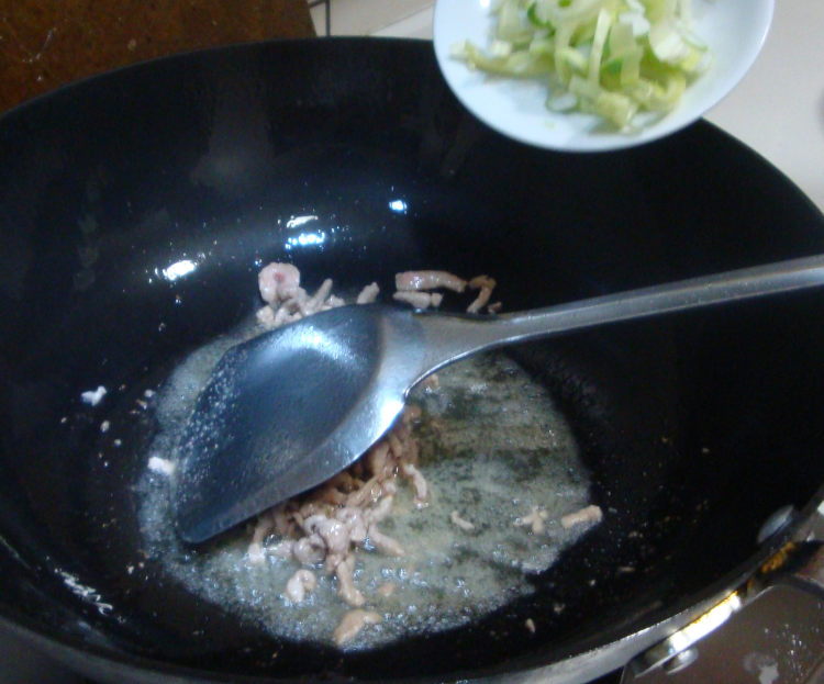 肉丝炒绿豆芽步骤7