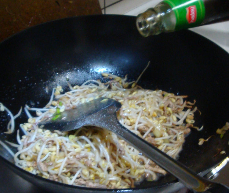 肉丝炒绿豆芽步骤12