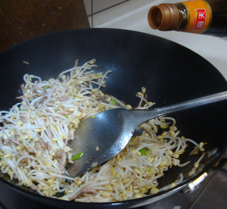 肉丝炒绿豆芽步骤11