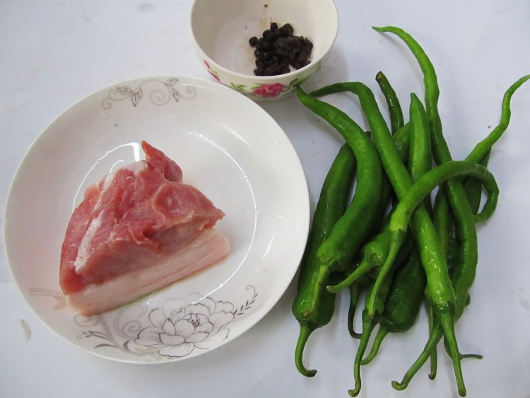 尖椒回锅肉步骤1