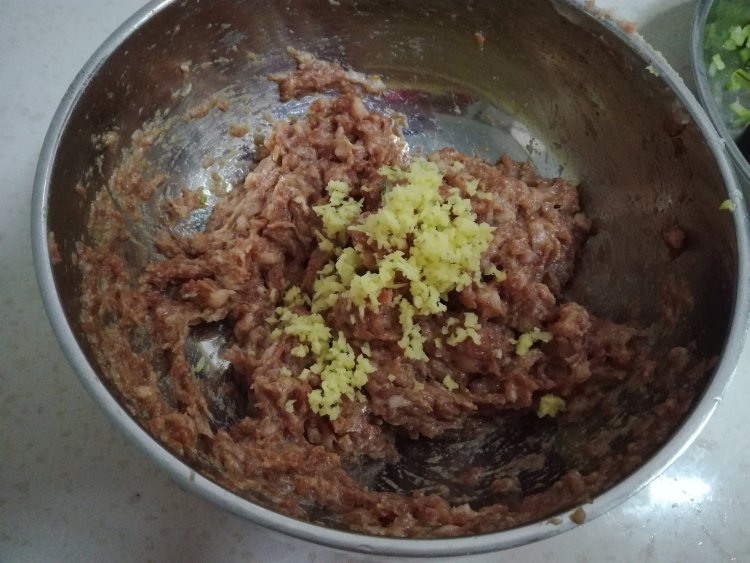 芹菜肉包步骤7