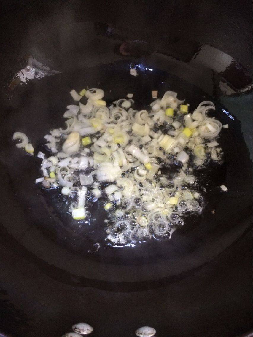 蘑菇肉丁拌面步骤2