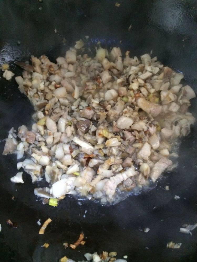 蘑菇肉丁拌面步骤4