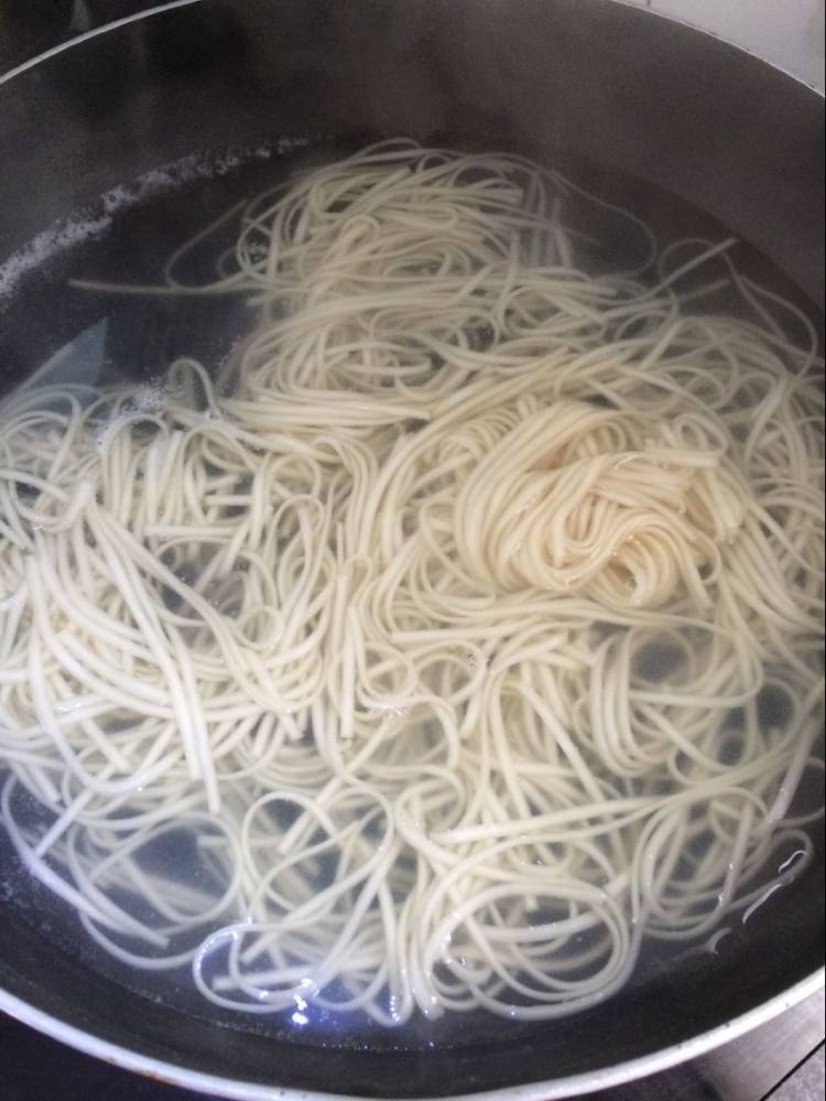 蘑菇肉丁拌面步骤6