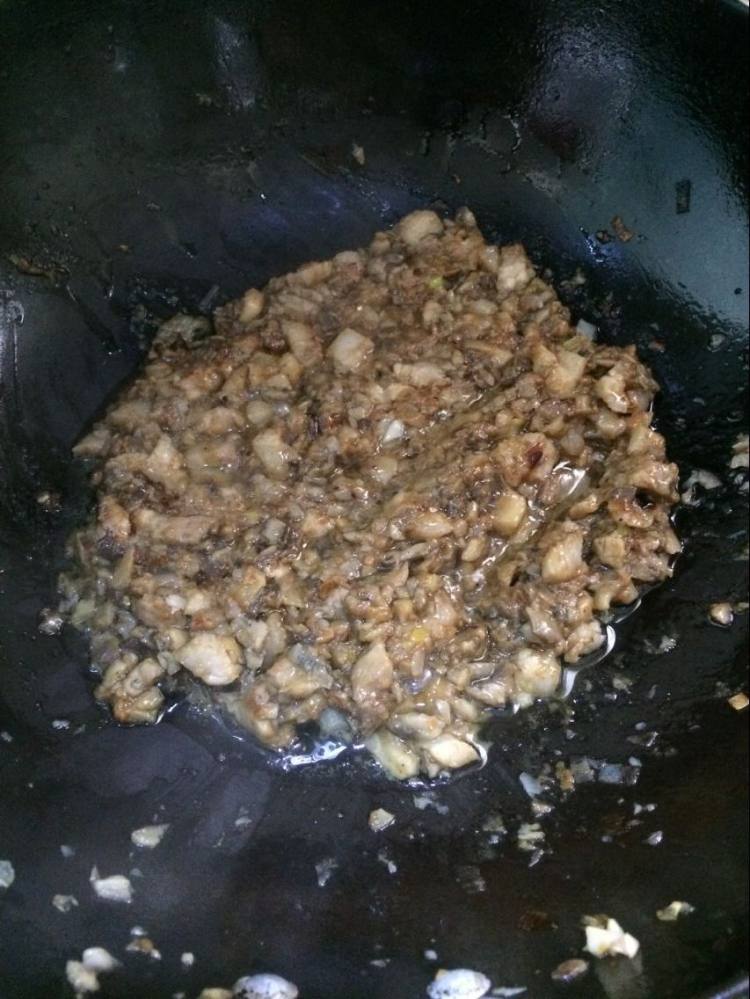 蘑菇肉丁拌面步骤5