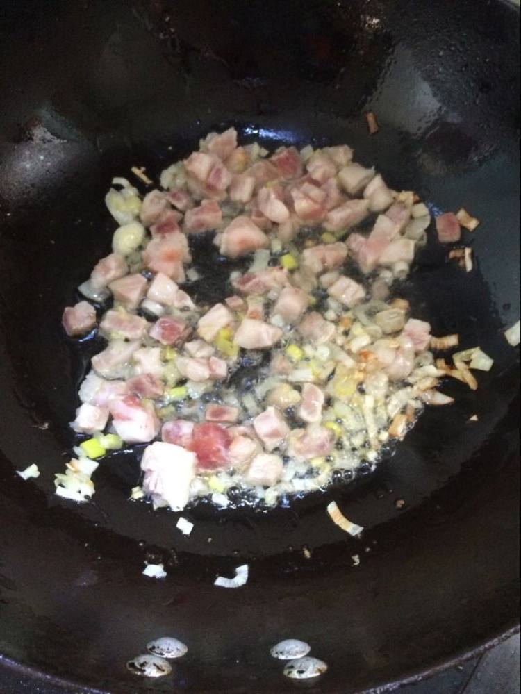 蘑菇肉丁拌面步骤3
